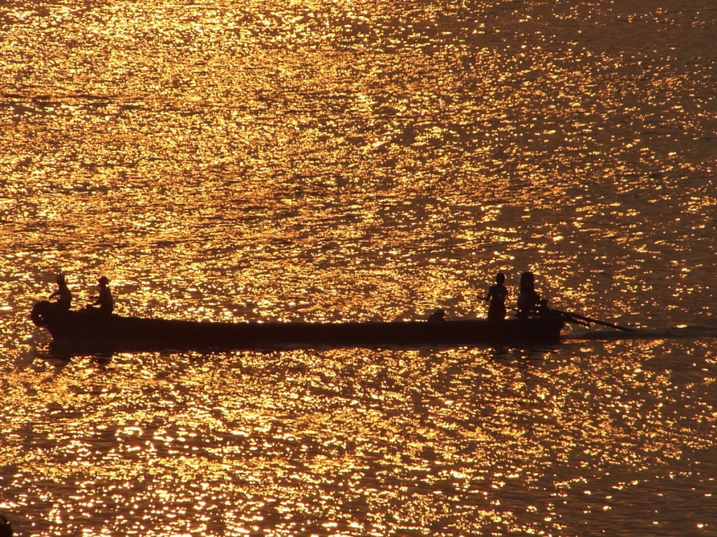 Goldenes Licht auf dem AyeYarwady am Abend in Bagan       