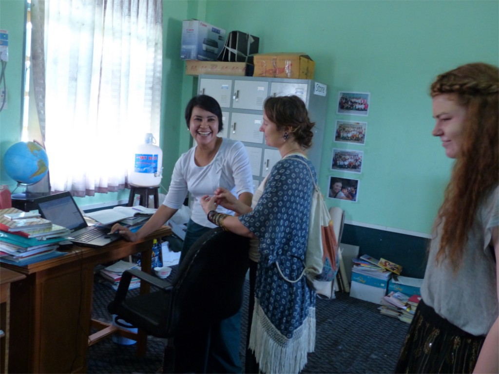Im LehrerInnenzimmer – Thantar Moe (Managerin) und  volunteerFoto:Dorothea Essig-Bruch
