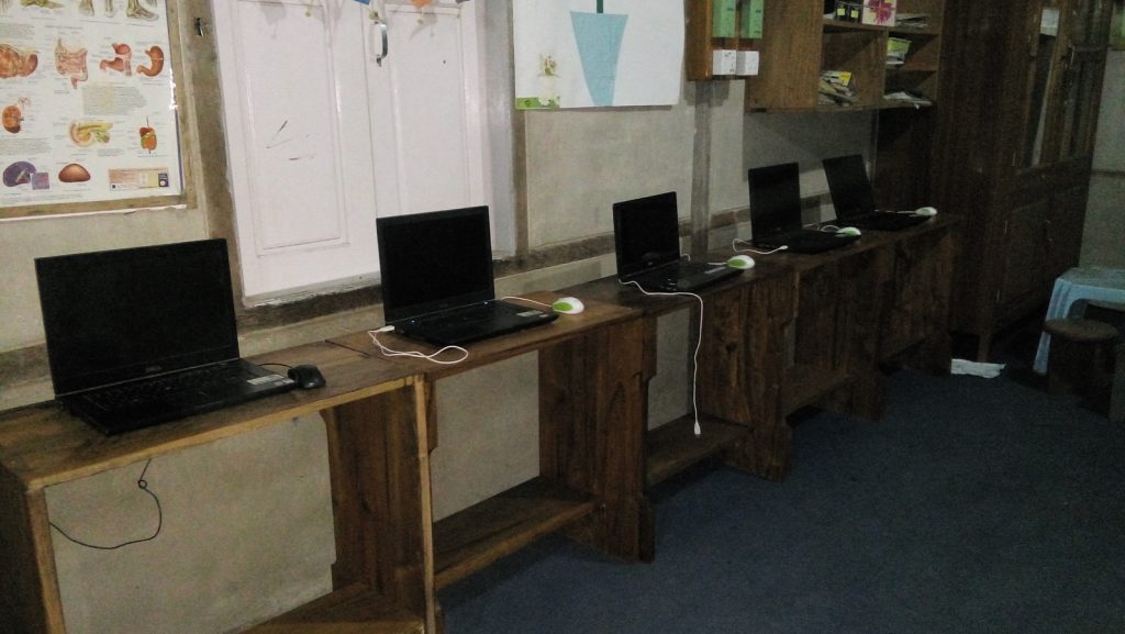 Workbenches for Nurses and children Foto: Kyaw Kyaw